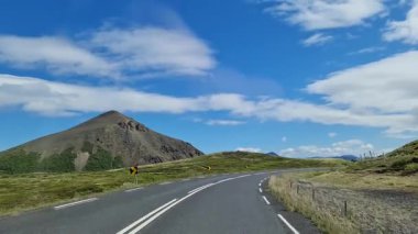 Güneşli bir yaz gününde yemyeşil Asbyrgi at nalı kanyonunun göz kamaştırıcı manzarası