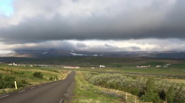 Güneşli bir yaz gününde yemyeşil Asbyrgi at nalı kanyonunun göz kamaştırıcı manzarası