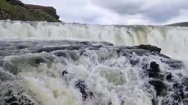 Güneşli bir yaz gününde yemyeşil Asbyrgi at nalı kanyonunun göz kamaştırıcı manzarası