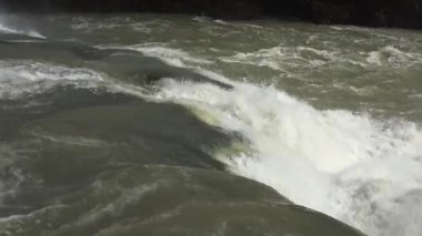 Güneşli bir yaz gününde yemyeşil Asbyrgi at nalı kanyonunun göz kamaştırıcı manzarası