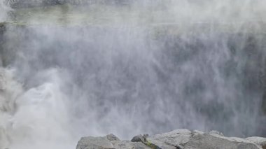 Güneşli bir yaz gününde yemyeşil Asbyrgi at nalı kanyonunun göz kamaştırıcı manzarası