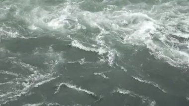 Güneşli bir yaz gününde yemyeşil Asbyrgi at nalı kanyonunun göz kamaştırıcı manzarası