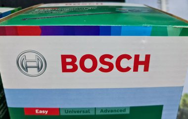Kiel, Almanya - 15. Aralık 2025: BOSCH marka amblemi ve ürün ambalajına ilişkin kırmızı sözcük işareti