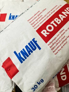 Kiel, Almanya - 15. Aralık 2025: Knauf Rotband alçı taşı ve depolama için düzenlenmiş malzeme torbaları
