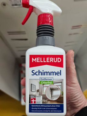 Kiel, Almanya - 15. Aralık 2025: Etkili ev hijyeni ve bakım için Mellerud küf çıkarıcı sprey şişesi