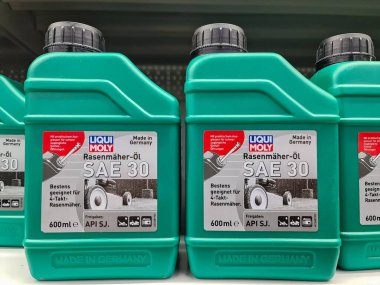 Kiel, Almanya - 15. Aralık 2025: LIQUI MOLY Rasenmher-I SAE 30 şişe beyaz raf
