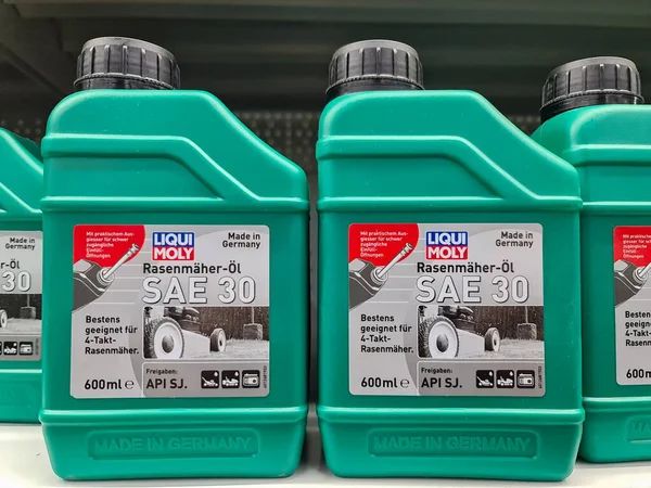 Kiel, Almanya - 15. Aralık 2025: LIQUI MOLY Rasenmher-I SAE 30 şişe beyaz raf