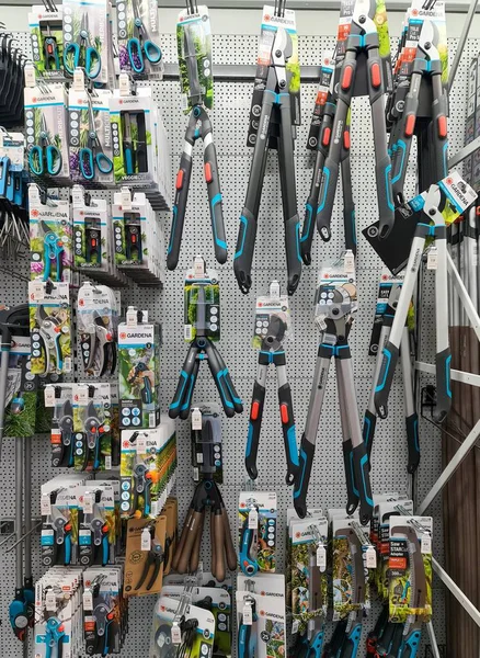 Kiel, Almanya - 15. Aralık 2025: Bahçe damgalı budama makası ve kesiciler satılık bir tahta üzerinde asılı