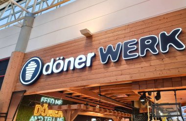 Flensburg, Almanya - 20. Aralık 2025: Dner WERK Restoran tabelası ve modern ahşap cephe logosu