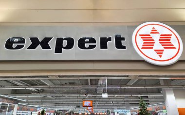 Flensburg, Almanya - 20. Aralık 2025: Uzman perakende mağazası giriş tabelası ve logosu bir mağazanın iç kısmının üzerinde görünür durumda