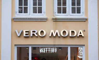 Flensburg, Almanya - 20. Aralık 2025: Pencereli ve mağazalı bej bir binanın ön cephesinde VERO MODA imzası