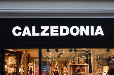 Flensburg, Almanya - 20. Aralık 2025: Calzedonia bir perakende giyim mağazası vitrininin üzerindeki tabela aydınlandı
