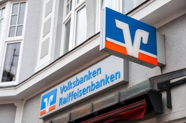 Flensburg, Almanya - 20. Aralık 2025: Volksbanken Raiffeisenbanken logosu ve ismi bir bina tabelasında görülüyor