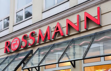 Flensburg, Almanya - 20. Aralık 2025: Rossmann Eczane logosu Flensburg 'daki bir binaya kırmızı harflerle yazılmış