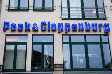 Flensburg, Almanya - 20. Aralık 2025: Pencereli bir ticari binada marka adı gösteren Peek & Cloppenburg tabelası