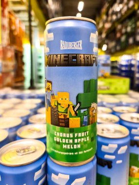 Kiel, Almanya - 27. Aralık 2025: Radiberger Minecraft temalı içecek mağaza koridorunda sergilenebilir