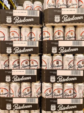 Kiel, Almanya - 27. Aralık 2025: Bir süpermarket veya depo rafını dolduran Paderborner Pilsener bira kutuları