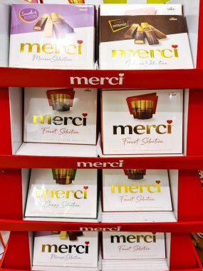 Kiel, Almanya - 29. Aralık 2025: Bir süpermarket rafında çeşitli seçenekler sunan Merci çikolata kutuları