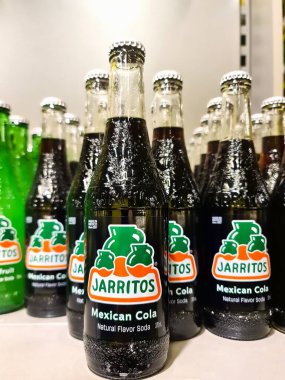 Kiel, Almanya - 29. Aralık 2025: Jarritos Mexico Cola soda şişelerinde marka logosu ve doğal lezzet sergileniyor