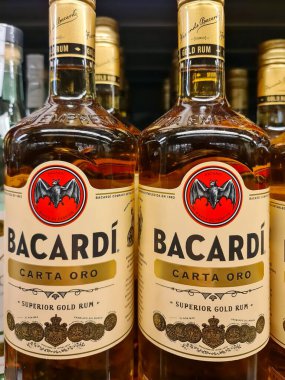 Kiel, Almanya - 29. Aralık 2025: Bacardi Carta Oro Superior Gold Rum şişeleri perakende satış rafında sergileniyor