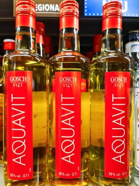 Kiel, Almanya - 29. Aralık 2025: Gosch Sylt Aquavit şişeleri süpermarket rafında sergilendi