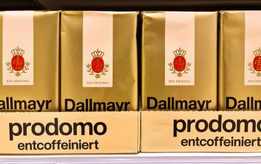 Kiel, Almanya - 29. Aralık 2025: Dallmayr Prodomo kafeinsiz kahve paketleri bir market rafını kaplayarak bir marka sergisi oluşturdu