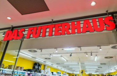 Kiel, Almanya - 29. Aralık 2025: Das Futterhaus bir Alman evcil hayvan dükkanının içini aydınlatan vitrin levhası