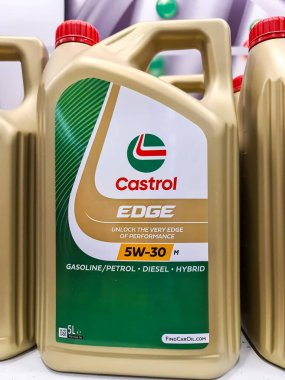 Kiel, Almanya - 29. Aralık 2025: Castrol EDGE 5W-30 M motor yağı şişesi