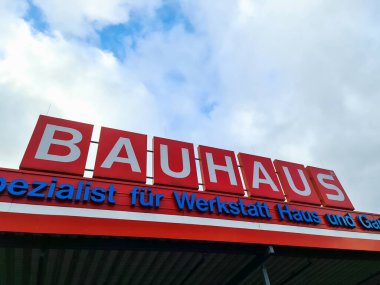 Kiel, Almanya - 29. Aralık 2025: Bauhaus logosu bulutlu bir gökyüzüne karşı aydınlandı, perakende ve inşaatı temsil ediyor