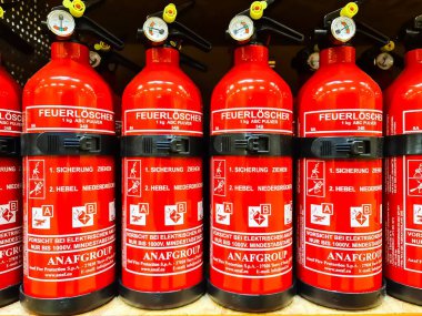 Kiel, Almanya - 29. Aralık 2025: Kırmızı yangın söndürücüler üst üste durarak yangın koruma ve güvenlik sağlıyorlar