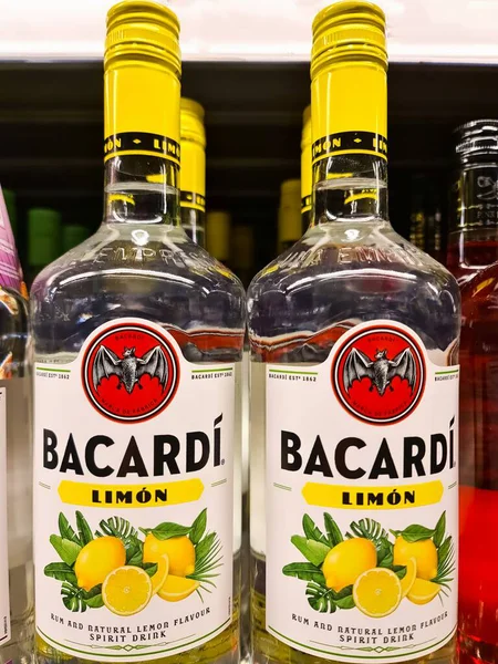 Kiel, Almanya - 29. Aralık 2025: Bacardi Limn ruhlu içki şişeleri perakende satış ortamında markalaşma ve limon grafikleri gösteriliyor