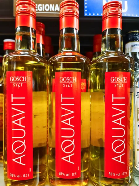 Kiel, Almanya - 29. Aralık 2025: Gosch Sylt Aquavit şişeleri süpermarket rafında sergilendi