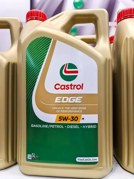 Kiel, Almanya - 29. Aralık 2025: Castrol EDGE 5W-30 M motor yağı şişesi