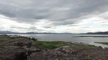 Silfra çatlağıyla dramatik İzlanda manzarası, Thingvellir Ulusal Parkı