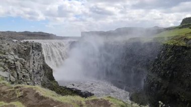Majestic Gullfoss Şelalesi Güney İzlanda 'da bulutlu bir gökyüzünün altında engebeli bir kanyonda kükreyen