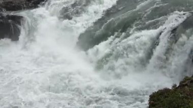 Hvita nehrinin kanyonundaki Gullfoss şelalesinin güçlü şelalesine yakından bakın.
