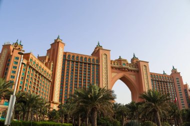Dubai, Birleşik Arap Emirlikleri - 24. Eylül 2024: Atlantis Palm Otel binası ön planda palmiye ağaçları bulunan açık gökyüzünün altında yer almaktadır.