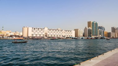 Dubai, Arap Emirlikleri - 26. Eylül 2025: Abra tekneleri Dubai Deresi 'nde tarihi mimari ve modern gökdelenlerle dolaşıyorlar