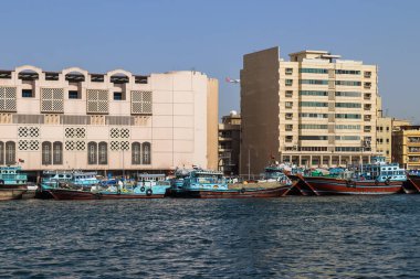 Dubai, Arap Emirlikleri - 26. Eylül 2025: Geleneksel eşleşmeler Dubai Deresi 'ni kaplıyor, eski kentte aktif bir liman sahnesi gösteriliyor