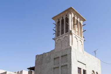 Dubai, Arap Emirlikleri - 26. Eylül 2025: Açık mavi gökyüzüne sahip eski bir binada geleneksel yel yel yakalayıcısı