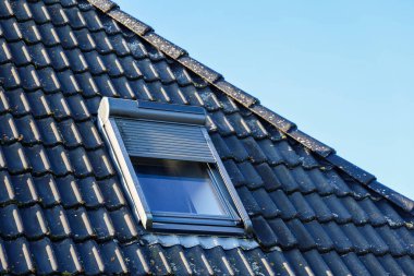 Koyu seramik seramik fayanslar ve dış kaplamalı tavan penceresi olan bir ev.