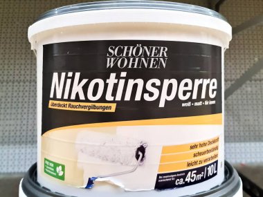 Kiel, Almanya - 22. Aralık 2025: Nikotinsperre boya kovası bir mağazadaki bir raftaki duman lekelerini kaplıyor