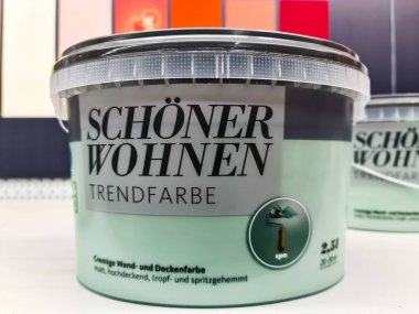 Kiel, Almanya - 22. Aralık 2025: Schner Wohnen markalı boya kovası, kaplıca yeşili rengini gösteriyor