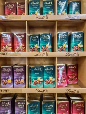 Kiel, Almanya - 22. Aralık 2025: Bir süpermarket rafında düzenlenmiş çeşitli likörlerden oluşan Lindt çikolataları