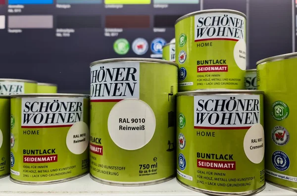 Kiel, Almanya - 22. Aralık 2025: Birden fazla Schner Wohnen boya kutusu ayakta, ev yenileme projelerine hazır