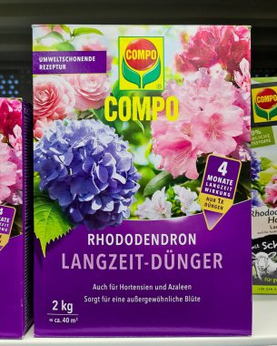 Kiel, Almanya - 22. Aralık 2025: Çiçek açan bitkiler için COMPO Langzeit-Dnger ambalajı, olağanüstü çiçekleri teşvik ediyor