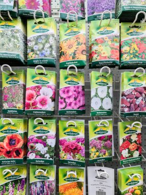 Kiel, Almanya - 22. Aralık 2025: Bir perakende mağazasında çeşitli çiçek ve sebzelerin sergilendiği Quedlinburger tohum paketleri