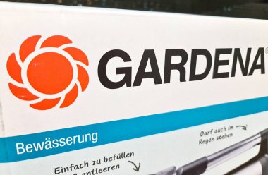 Kiel, Almanya - 22. Aralık 2025: GARDENA marka adı ve sulama hakkında Almanca metin içeren ürün ambalajı