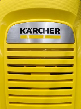 Kiel, Almanya - 22. Aralık 2025: Krcher marka logo, altında koruyucu menfezler bulunan sarı basınçlı bir yıkama makinesinde