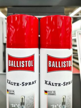 Kiel, Almanya - 22. Aralık 2025: Bir perakende mağazasının rafında duran iki BalLISTOL Klte-Spray kutusu